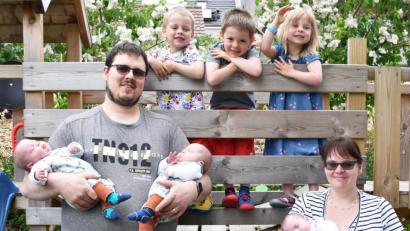Bild: no
Im Garten an der Rutsche:: (hinten von links Justus, Noah und Anna); am Arm der Eltern (beim Papa) Emil und Elias sowie (bei der Mama) Emma.