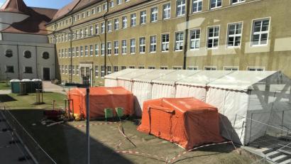 Bild: Michael Reindl/exb
Das Covid-19-Diagnosezelt am Klinikum Weiden wird komplett zurückgebaut.