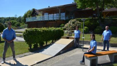Bild: jr
Die Verantwortung für die Minigolfanlage in Großbüchlberg liegt seit einiger Zeit bei Jürgen Lang (links). Unterstützung findet er bei Schwester Ramona (vorne rechts) sowie seinen Eltern Beate und Konrad Lang, die die Anlage auf dem „Freizeithugl“ im Jahr 1984 gebaut haben.