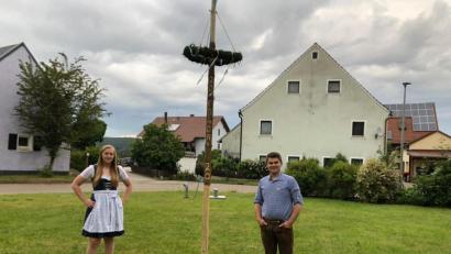 Bild: bö
Katharina Spies und Josef Kugler haben heuer trotz der ausgefallenen Dreifaltigkeitskirchweih in Berghausen einen Kirwabaum aufgestellt. "Corona 2020" hat man auch noch schnell eingeritzt, damit alles dokumentiert ist.