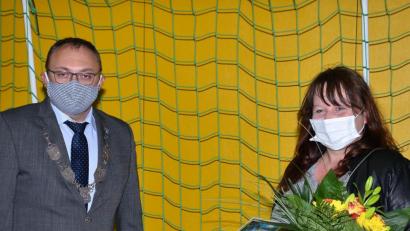 Bild: fjo
Mit Präsenten dankt Bürgermeister Markus Bauriedl (links) der zurückgetretenen Jugendbeauftragten Ramona Stefinger vor dem EIntrag ins Goldene Buch.