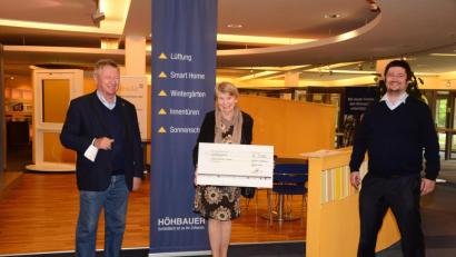 Bild: bey
Sichtbar erfreut nimmt Renate Freuding-Spintler den Scheck über 3000 Euro für ihre Hilfseinrichtung "Adventlicht" entgegen, den die Firmenchefs Hans-Günther Höhbauer (links) und Christoph Höhbauer (rechts) überreichen.