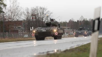Symbolbild: Bundeswehr/Daniel Dinnebier
Panzer der Bundeswehr fahren über eine Straße. Ein ähnliches Bild bietet sich am 15. Juni, wenn sich die Soldaten des Panzergrenadierbataillons 122 auf den Weg zu einer Übung nach Grafenwöhr machen.