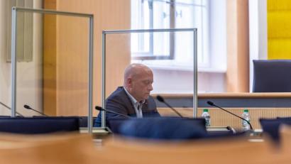 Bild: Armin Weigel
Joachim Wolbergs, Ex-Oberbürgermeister von Regensburg, sitzt im Verhandlungssaal des Landgerichts hinter Trennwänden aus Plexiglas. Foto: Armin Weigel/dpa/Archivbild