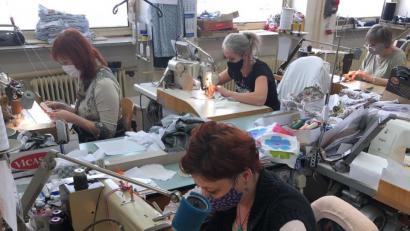 Bild: Michael Ebnet
An den Nähmaschinen werden im westböhmischen Domažlice derzeit statt Dirndln Schutzmasken hergestellt.