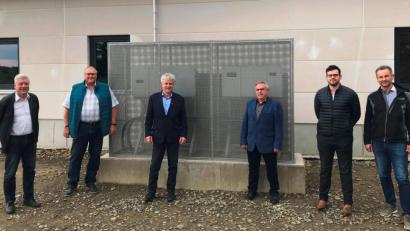 Bild: mef
Die neue Photovoltaik-Anlage auf den Dach des neuen Feuerwehrhauses ist in Betrieb. Vertreter von Gemeinde, Zeno und ausführender Firma überzeugen sich davon