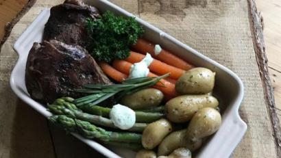 Bild: Michael Schiffer
Es ist angerichtet: Das Fleisch (hier eine Rehschaufel) und das Gemüse werden zum Servieren mit Kräutern garniert. Dazu reicht OWZ-Küchenchef Michael Schiffer eine helle Kräutersoße.