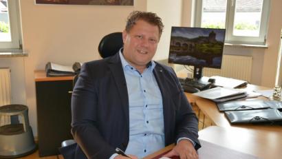 Bild: jr
Bürgermeister Stefan Grillmeier sitzt seit knapp sechs Wochen im Chefsessel des Mitterteicher Rathauses. Seine erste Bilanz fällt positiv aus, obwohl der Start wegen der Coronakrise nicht einfach war.