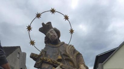 Bild: jzk
Bald wird die Nepomuk-Statue in Kemnath in neuem Glanz erstrahlen.