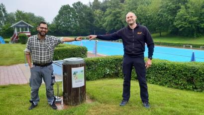 Bild: Lowak
Abstand halten: Das gilt künftig auch im Freibad. Die Bademeister Horst Lindner (rechts) und Benjamin Höllerer machen's vor. Am Mittwoch, 17. Juni, öffnet die beliebte Windischeschenbacher Freizeiteinrichtung für die Badegäste.