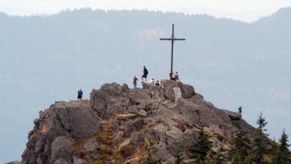 Bild: Armin Weigel/dpa
Wanderer stehen auf dem Gipfel des 1266 Meter hohen Kleinen Ossers nahe dem oberpfälzischen Lam (Landkreis Cham).