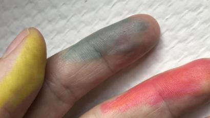 Symbolbild: za
In allen Druckfarben leuchten die Finger nach einem Patronenwechsel.