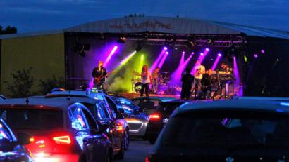 Bild: stg
Die Combo "Highline" sorgt für Partystimmung beim Autokonzert