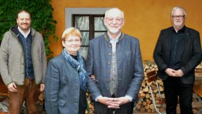 Bild: Portner
Chefredakteur Kai Gohlke (links) und Ressortleiter Wilhelm Amann (rechts) verabschieden NT-Redakteur Georg Köppl in Coronazeiten „mit Abstand“ offiziell in den Ruhestand. Dieser freut sich auf viel gemeinsame Zeit mit Gattin Ida.