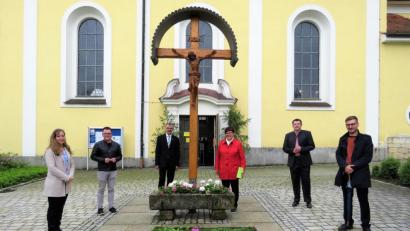 Bild: ubb
Pfarrer Martin Besold und Gemeindereferentin Roswitha Heining (links und rechts neben dem Kreuz) mit einigen Gläubigen beim Blumenteppich der Kommunionkinder-Familien Mihl und Beierl kurz vor dem Fronleichnams-Gottesdienst.