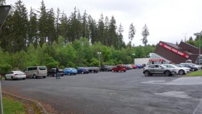 Bild: fjo
Gut ausgelastete Parkplätze vor den Duty-Free-Shops und ein bunter Mix aus deutschen Autokennzeichen zeugen von einer Rückkehr zu gewohnten Grenzverhältnissen zwischen Bayern und Böhmen.