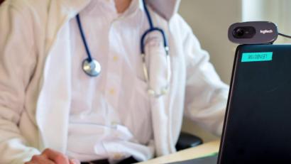 Bild: Monika Skolimowska
Als Folge der Corona-Pandemie bieten deutlich mehr Ärzte Videosprechstunden an.