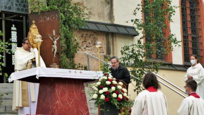Bild: wbe
Pfarrer Walter Hellauer spendete den Eucharistischen Segen.