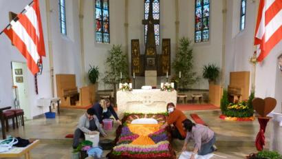 Bild: hok
Eine Fleißaufgabe in Zeiten von Corona: Frauen aus dem Pfarrgemeinderat legen einen Blumenteppich im Altarbereich der Manteler Kirche.