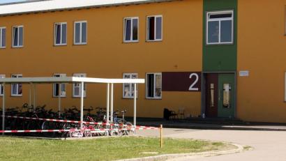 Bild: R. Kreuzer
Nach einem Coronafall in der Gemeinschaftsunterkunft Weiden steht eines der sechs Häuser unter Quarantäne.