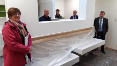 Bild: Lowak
Die Architekten Armin und Alexander Juretzka führen den Stadtrat durch den fast fertiggestellten Anbau an die Kinderoase St. Emmeram. Bürgermeister Karlheinz Budnik, Stadträtin Rosi Witt und Geschäftsleiter Wolfgang Walberer begutachten die neuen Sanitärräume für Kleinen und die Kleinsten.