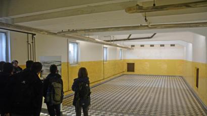 Archivbild: Gabi Schönberger
Eine Schulklasse besucht die KZ-Gedenkstätte Flossenbürg lange vor dem Ausbruch der Corona-Pandemie.