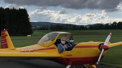 Bild: gdö
Erbendorfs Bürgermeister Johannes Reger (links im Bild) ist zur Ankunft des "neuen" Motorseglers des AC Erbendorf auf das Fluggelände in der Schweißlohe gekommen. Rechts Fluglehrer Markus Klemm.