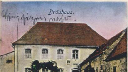 Repro: schß
Ein Detail aus einer Postkarte von 1916: Das alte Hofmarkschloss hieß bei den Ursensollner „Bräuhaus“. Das schöne Wirtshaus im Inneren war ein wunderbarer Treffpunkt. „Hier sitzen wir!“ , hat der Schreiber angefügt.