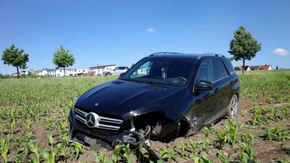 Bild: dmra
In einem Acker kam der Mercedes nach einem Unfall schließlich zum Stehen.