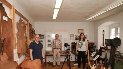 Bild: njn
Fotograf Klaus Schicker (von links), Museumsleiter Manfred Klöble und Museumfachkraft Barbara Habel bei den "Dreharbeiten" im Erbendorfer Museum.