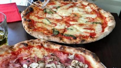 Bild: kmo
Sich was beim Lieblingsitaliener zu holen, bedeutet in Zeiten der Coronakrise auch Schützenhilfe für die Gastwirte. Eigentlich ziemlich leicht Hilfe zu leisten, wenn sie so lecker schmeckt wie eine frische Pizza.