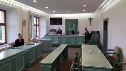 Bild: rti
Im großen Sitzungssaal am Amtsgericht Tirschenreuth schaut es etwas anders aus: Staatsanwältin Anja Benner-Tischler, Amtsgerichtsdirektor Thomas Weiß und Justizfachwirt Sebastian Wiedemann (von links) sind durch Plexiglas-Trennscheiben geschützt. Zudem gibt es einen Bildschirm und eine Dokumentenkamera.