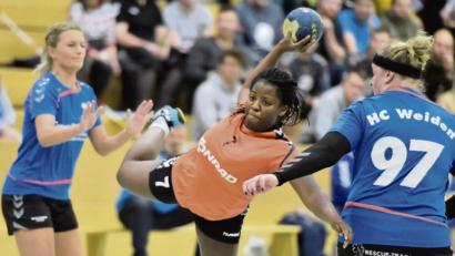 Bild: Ziegler
Auch die insgesamt 114 Tore von Rückraumspielerin Jesula Thomas (Mitte) halfen nicht: Zum Zeitpunkt des Saisonabbruchs lag die HG Amberg mit nur einem Sieg und vier Unentschieden auf dem letzten Platz der Bezirksoberliga.