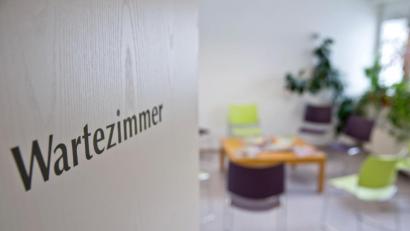 Bild: Daniel Karmann
„Wartezimmer“ ist auf der Tür eines leeren Wartezimmers in einer Arztpraxis zu lesen.