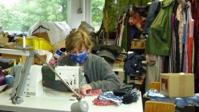 Bild: Portner
Statt Dirndl näht Christa Bösl derzeit Mund-Nasen-Masken im Trachtenlook. Die Michael Ebnet GmbH in Dietersdorf trifft die Absage der Feste in ganz Bayern hart: Die Läden sind voll und so stapelt sich die Ware beim Produzenten.