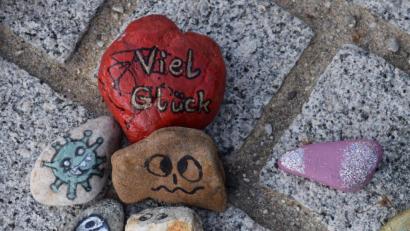 Bild: bö
Viel Glück – diese beiden Worte und die bunten Steinchen rundherum sagen eine deutliche Sprache für jeden Betrachter.