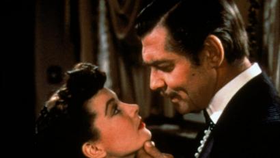 Bild: Warner Bros. Home Entertainment/dpa
Vivien Leigh als Scarlett O'Hara und Clark Gable als Rhett Butler in einer Szene des Films "Vom Winde verweht" (1953). Der US-Streaminganbieter HBO max will den Filmklassiker nur noch mit einordnenden Hinweisen zur dargestellten Sklaverei zeigen.