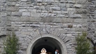 Bild: öt
Zum Fronleichnamsfest hatte das Familiengottesdienst-Team vor der Pfarrkirche Patrona Bavariae einen Blumenteppich unter dem Motto „Kleine Pflanze Hoffnung“ gelegt. Unsere Aufnahme zeigt sie mit Pfarrer Prof. Waleszczuk (links) und Vikar Dr. Ezenwa.