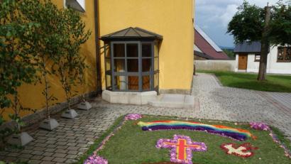 Bild: fjo
Auf dem Vorplatz der Pfarrkirche erinnert ein Blumenteppich an den Feiertag Fronleichnam.