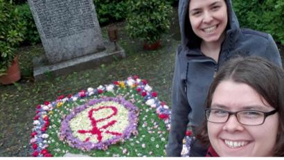 Bild: szl
Während einige KLJB-Mitglieder Blumen sammeln und anliefern, legen Lena Schulze, Anna und Luzia Wittmann (von links) den Blumenteppich für das Fronleichnamsfest am Kriegerdenkmal im Vorhof der Pfarrkirche St. Matthäus in Wurz.