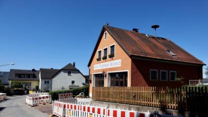 Bild: sml
Das Gerätehaus der Feuerwehr Neuhaus platzt aus allen Nähten. Rundherum fehlen die Parkplätze und die Ausfahrt liegt außerdem hinter einer unübersichtlichen Kurve. Für einen Neubau des Feuerwehrhauses sind deshalb im Haushalt .Mittel eingeplant.