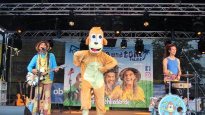 Bild: stg
Rodscha aus Kambodscha (l.) und Tom Palme hatten sogar den "Affen aus Afrika" aus dem gleichnamigen Lied dabei.