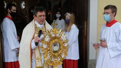 Bild: le
Außergewöhnlich ist die Feier des Flosser Festgottesdienstes an Fronleichnam. Pfarrer Max Früchtl erteilt am Haupteingang der Pfarrkirche den Segen in alle vier Himmelsrichtungen.