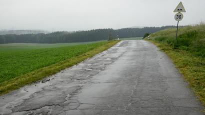 Bild: bey
Kurz nach dem Ortsausgang von Burkhardsrieth Richtung Isgier gibt eine Geschwindigkeitgsbegrenzung Hinweis auf den schlechten Zustand der Straße. Das soll sich bei den Sanierungsarbeiten mit Moosbach ändern.