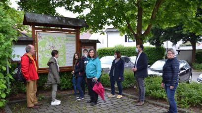 Bild: gi
Das Ehepaar Helmut und Doris Kreuziger mit ihren drei Kindern aus Singen in Baden Württemberg gehört zu den ersten Urlaubsgästen in Moosbach nach den Corona-Lockerungen in Bayern und planen eine Wandertour rund um Moosbach. Bürgermeister Armin Bulenda (Zweiter von rechts) und die Leiterin der Tourismus-Info Claudia Rieß (Dritte von rechts) hießen sie willkommen. Begleitet von Gastgeberin Heidi Wittmann (rechts).