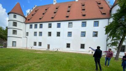 Bild: Landestheater Oberpfalz/exb
Die Verantwortlichen des LTO planen den Neustart des Theaters mit einem Familienstück im Garten des Schlosses Friedrichsburg in Vohenstrauß.