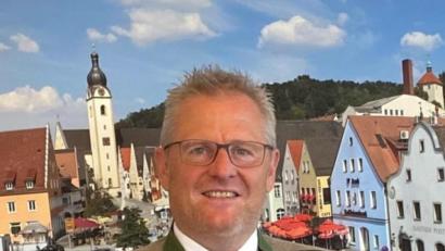 Bild: Stadt Schwandorf/exb
OB Andreas Feller wurde die Ernennungsurkunde zum Standesbeamten ausgehändigt.