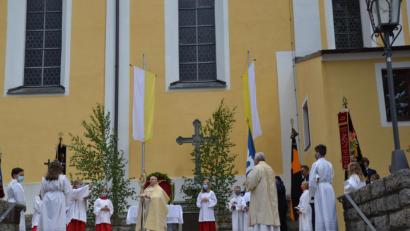 Bild: gi
Einziger Freialtar an Fronleichnam war an der Kirche am Südportal zum Marktplatz. Hier spendete der Priester den Segen.