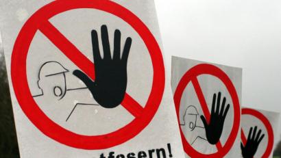 Symbolbild: dpa/Daniel Bockwoldt
Ein Landwirt wird von seinem Nachbarn beschuldigt, Eternitplatten mit Asbest falsch gelagert zu haben. Der Fall landete vor dem Amtsgericht Tirschenreuth. Das Material ist gesundheitsgefährdend und kann Krebs auslösen.