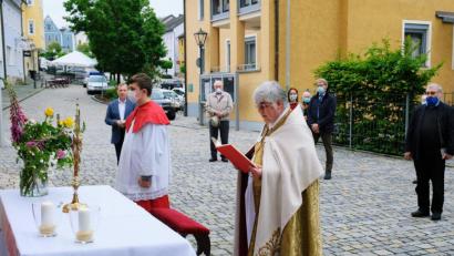 Bild: do
Anstelle der Fronleichnamsprozession lädt Stadtpfarrer Thomas Jeschner nach dem Festgottesdienst in der Stadtpfarrkirche zu einer Anbetung mit eucharistischem Segen ins Freie. Vor dem Seitenportal von St. Laurentius war symbolisch ein Fronleichnamsaltar aufgebaut.